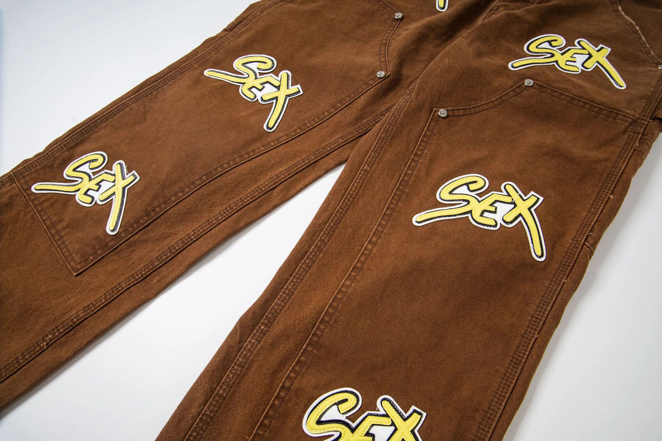 P260 Chrome Hearts new logging pants, yellow patchwork leather embroidered jeans, are a hot trend this season and are sought after by countless celebrities and fashionistas. The neat details of the cutting process add color to the playful fashion! The neat and meticulous design, and the well-fitting structure is unique. The upper body not only has outstanding recognition, but also looks younger and younger. A style with the ultimate wearing meaning and performance, gorgeous color matching, and the craftsmanship of this style is also extremely extraordinary. After the finished product is washed, it is disassembled and hand-made with sheepskin cross leather and then spliced ​​together to complete. The whole piece has too many craftsmanship to describe. It is decorated with patchwork cross flowers and high-waisted washed jeans! ! Absolutely high-end luxury product, a god-level single product, a super popular product, made by top heavy industry, a magic weapon that cannot be missed. Style number: 1848# Size: 28 30 32 34 36 Color: yellow brown